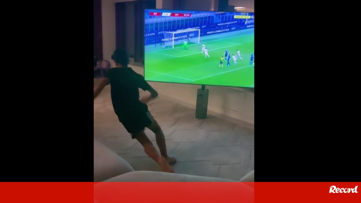 O Salto De Cristianinho Após Mais Um Golo De Cr7 Vídeos Jornal Record