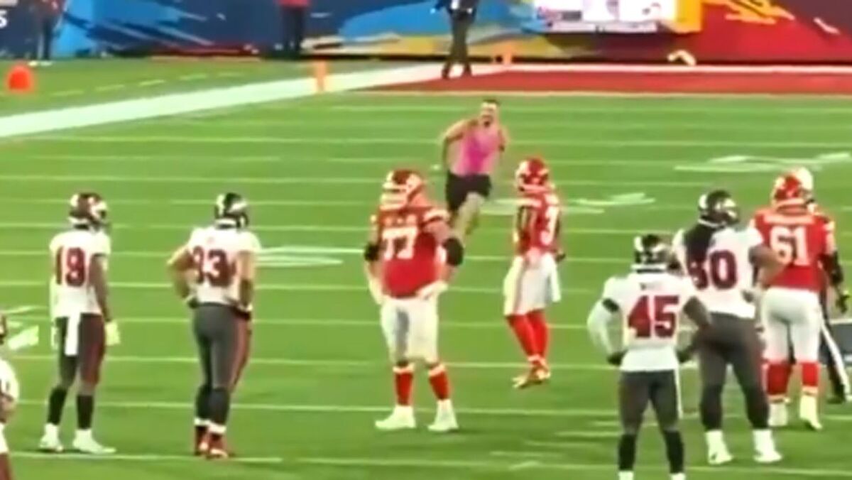 Homem que invadiu o Super Bowl ganhou mais de 300 mil euros em apostas e quer comprar uma girafa Homem que invadiu o Super Bowl ganhou mais de 300 mil euros em apostas e quer comprar uma girafa