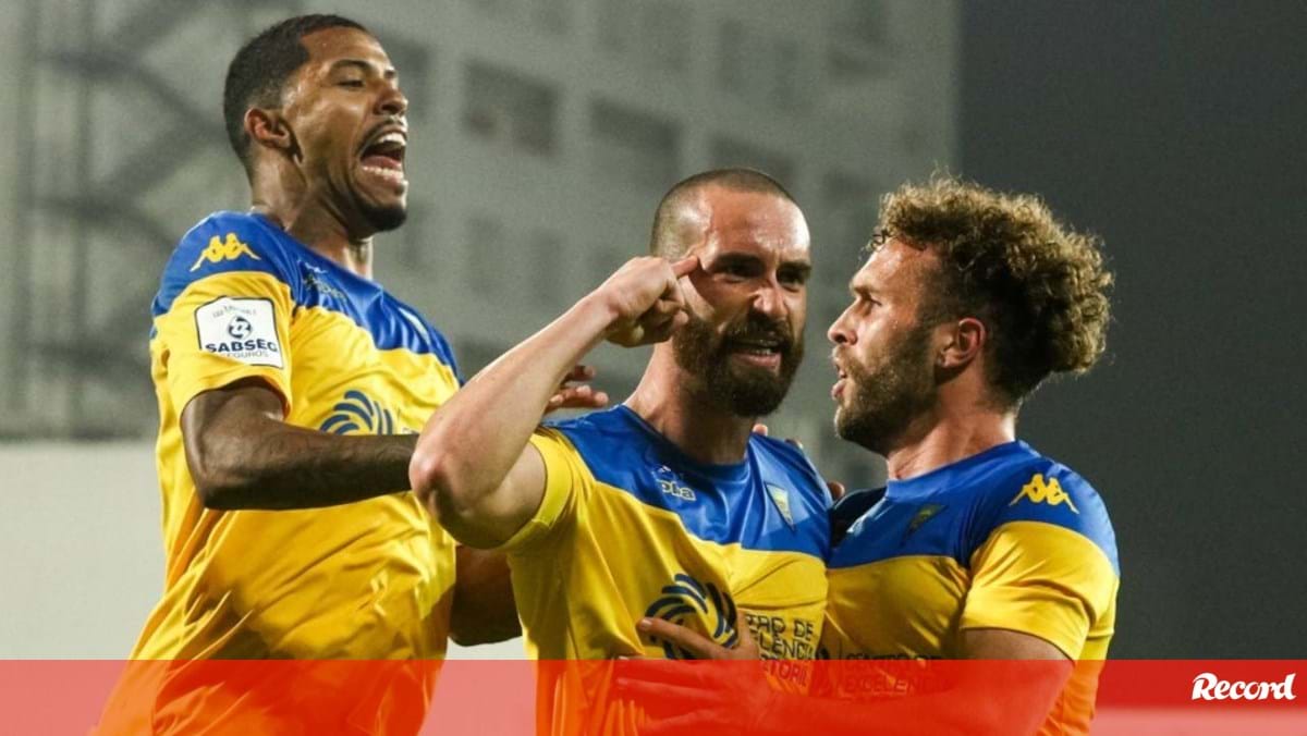 Santa Clara derrotou Estoril e subiu dois lugares na classificação