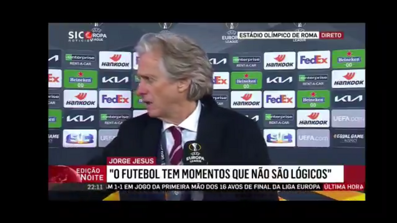 Jorge Jesus pediu silêncio para continuar 'flash interview': «Take