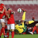 Benfica volta à defesa a quatro