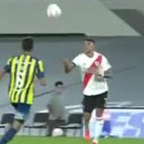 Incrível: jogador do River Plate faz 'cueca' a adversário com toque de... peito