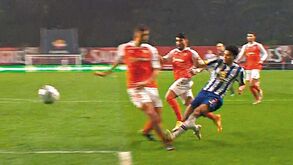 Lance de Luis Díaz já não dá expulsão