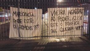 Mais tarjas contestatárias na Luz visam Rui Costa e Luís Filipe Vieira