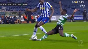 FC Porto pediu penálti neste lance entre Marega e Nuno Mendes