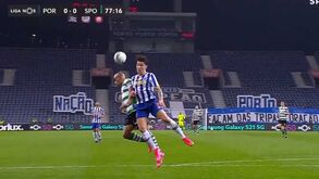 Sporting pediu penálti após este choque entre João Mário e Uribe na área do FC Porto