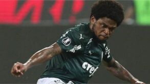 Luiz Adriano obrigado a celebrar título do Palmeiras no hospital