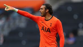 Tottenham de José Mourinho empresta o guarda-redes Paulo Gazzaniga