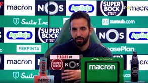Jogador marroquino aplicou 'golpe de kickboxing' em pleno jogo na Taça das Confederações
