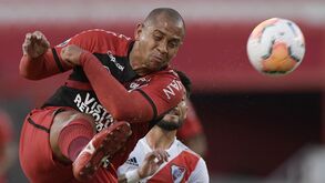 Walter suspenso por um jogo por... trocar camisola com adversário