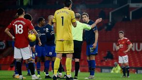 Federação inglesa retira vermelho a defesa do Southampton expulso em Old Trafford
