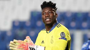 Guarda-redes do Ajax suspenso um ano por doping