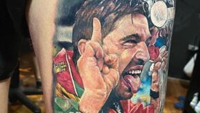 Adepto do Palmeiras tatua na perna imagem da celebração de Abel Ferreira