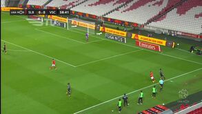 Benfica pediu penálti sobre Pizzi neste lance com André André
