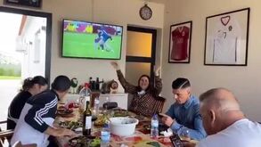 Dolores Aveiro à mesa, num almoço de família, a cantar 'Só eu sei porque não fico em casa'