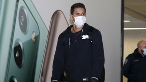 As primeiras imagens de Lucas Veríssimo na chegada a Lisboa