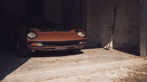 Lamborghini de 2 milhões 'perdido' vê luz do sol pela primeira vez em décadas