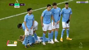 Insólito: Rúben Dias arrastou Zinchenko pelo pescoço para acertar a barreira