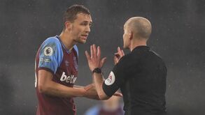 Premier League anula cartão vermelho mostrado a Tomas Soucek