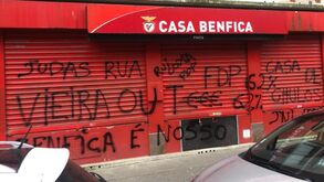 Casa do Benfica de Paris vandalizada com inscrições contra Vieira, Jesus e Rui Costa