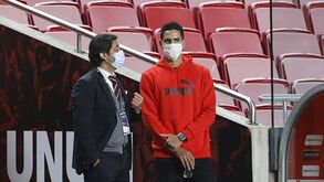 Lucas Veríssimo no relvado do Estádio da Luz à conversa com Rui Costa