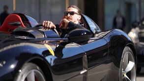 Ibrahimovic celebra 500 golos com Ferrari de 1,6 milhões de euros
