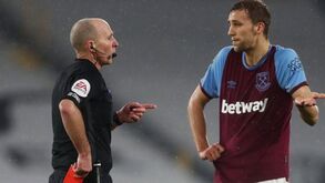Árbitro Mike Dean fora dos jogos da Liga inglesa após ameaças de morte