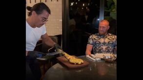 Conor McGregor come bife banhado em... ouro de 24 quilates