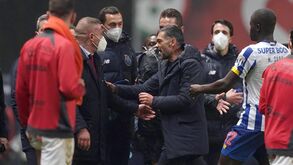 Sérgio Conceição para Carvalhal no final do jogo: «Onze contra onze levas 5 ou 6»