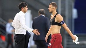 Jogadores da Roma pediram para braçadeira ser devolvida a Dzeko mas direção rejeitou