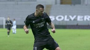 Grande pormenor de Taarabt e conclusão 'à ponta de lança' de Seferovic: Benfica a vencer o Moreirense