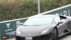 Adepto do Barcelona 'provoca' Trincão à saída do treino por causa do Lamborghini