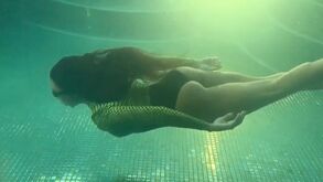 Mulher de craque do Man. City diz que foi detida 'por ser demasiado sexy' mas o motivo é outro