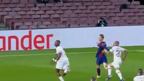 O lance do penálti polémico que colocou o Barcelona a vencer o Paris SG