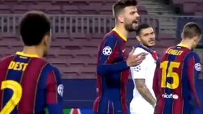 Barcelona a ferro e fogo: Piqué perde as estribeiras e até troca insultos com Griezmann