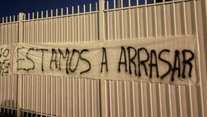 Tarjas no Seixal a criticar Luís Filipe Vieira e Jorge Jesus