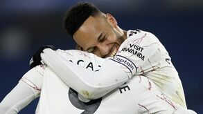 Como Lacazette e Aubameyang podem 'obrigar' o Benfica a jogar com três centrais