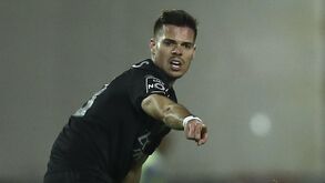 Árbitro consulta imagens, anula penálti a favor do Benfica e dá amarelo a Weigl por simulação