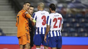Há penálti sobre Ronaldo? Alex Sandro devia ter sido expulso? A análise dos casos do FC Porto-Juventus