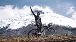 Quase a tocar o céu: Richard Carapaz treinou a 4.800 metros de altitude