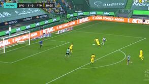 Jogador do distrital de Aveiro faz lançamento lateral com o alcance... de um pontapé de baliza