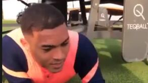 Eric Dier mostra como Vinícius pagou aposta após derrota em jogo de teqball