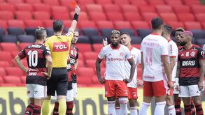 Adepto pagou para Rodinei defrontar o Flamengo e jogador do Internacional acabou expulso