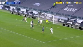 Cristiano Ronaldo fugiu à defesa e voltou aos golos com este cabeceamento