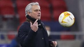 Antigo jogador do Tottenham defende Mourinho: «É ridículo despedi-lo»