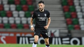 Samaris viaja para Atenas mesmo sem estar inscrito pelo Benfica na Liga Europa