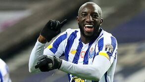 Marega ataca trono do Dragão