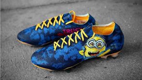 Lacazette vai defrontar o Benfica com chuteiras únicas (e caricatas) nos pés