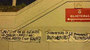 Críticas não param: novas tarjas de contestação a Vieira