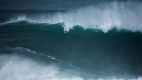 Nazaré autoriza prática de surf a título individual nas praias do concelho